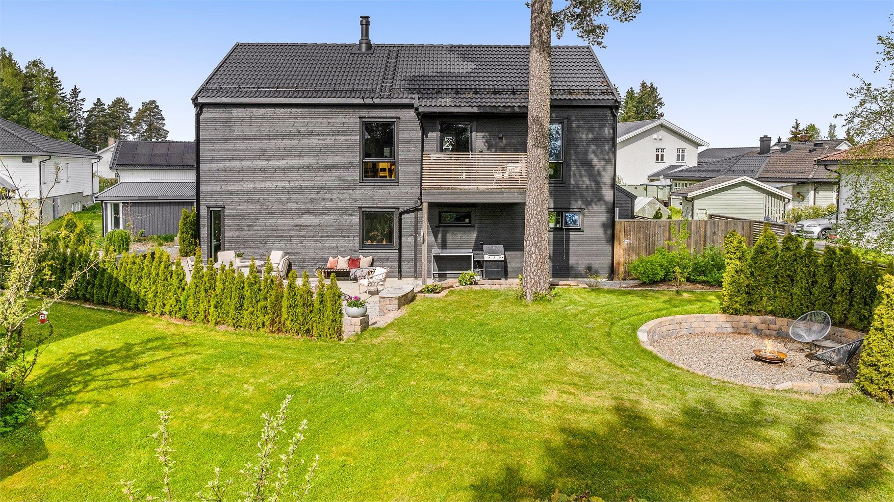 Terrassen har god plass til flere sittesoner, grillgruppe og diverse møblement