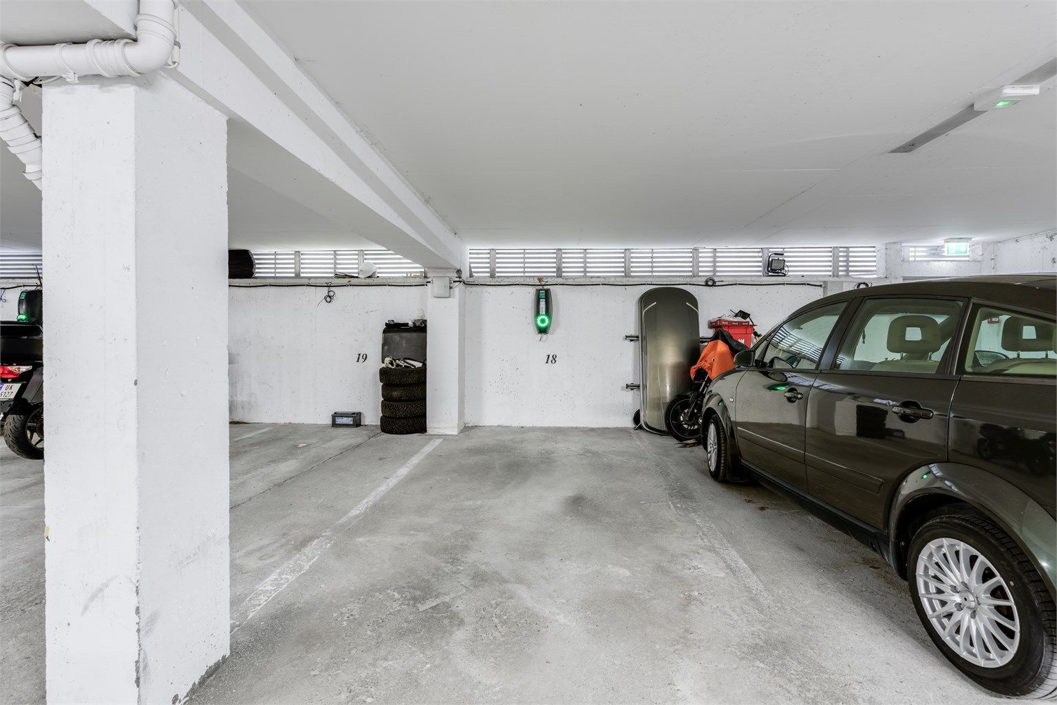 Det medfølger egen parkeringsplass i felles lukket anlegg.