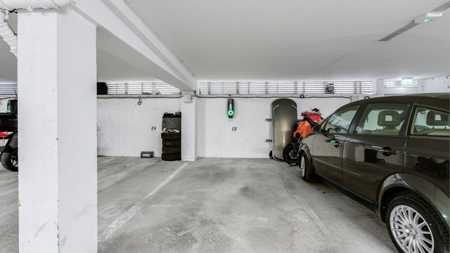 Det medfølger egen parkeringsplass i felles lukket anlegg.