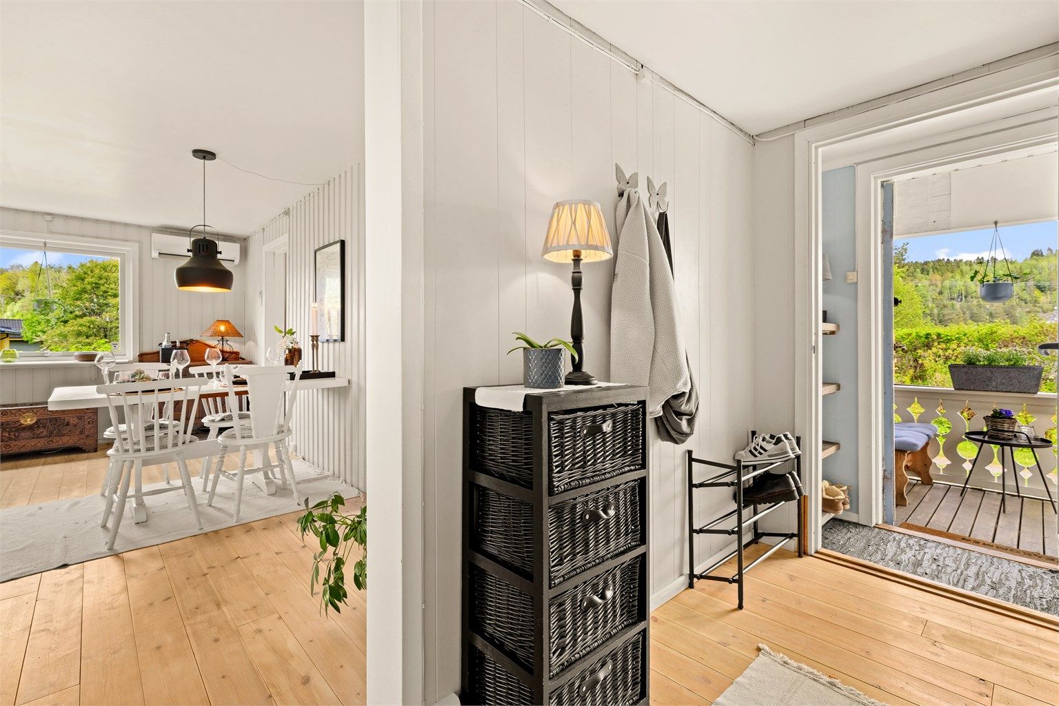 Entréen har plass til oppbevaring av yttertøy og sko