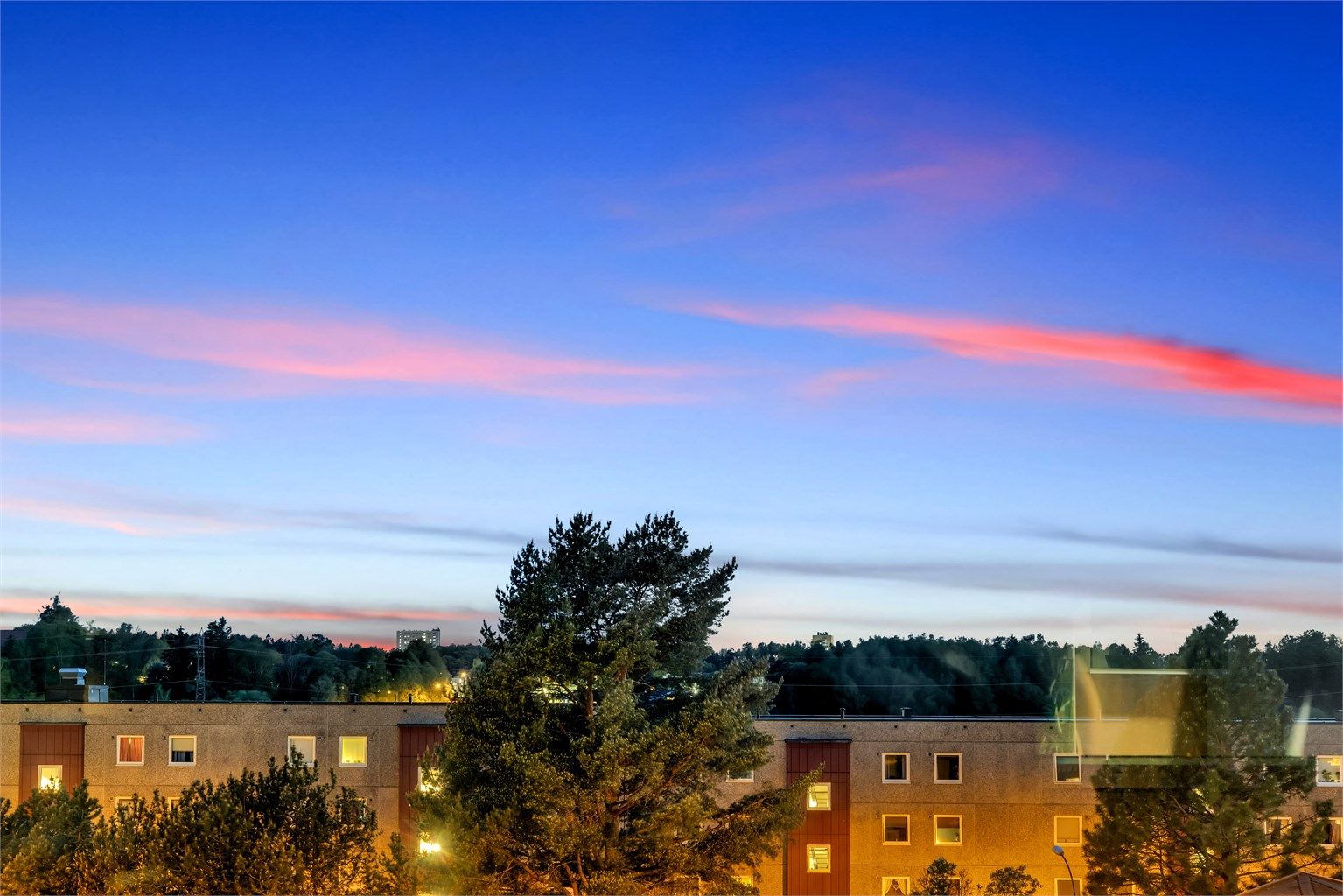 Utsikten fra balkongen, kveldstid. Psykologene sier at ser du enten mye himmel eller hav, så er dette godt og beroligende for sjelen.