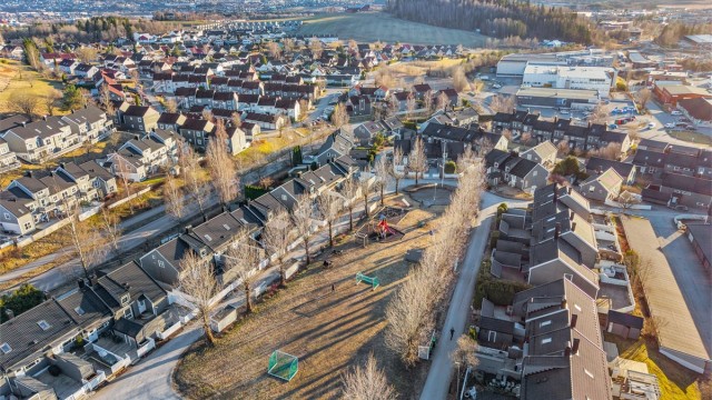 Nabolaget er veletablert og har fine fellesområder med lekeplasser, noe som gjør det ideelt for barnefamilier.
