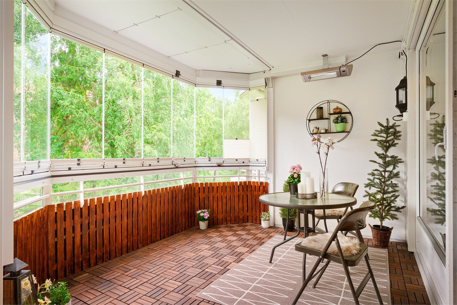 Leiligheten har en stor, vestvendt og innglasset balkong på 15 m².