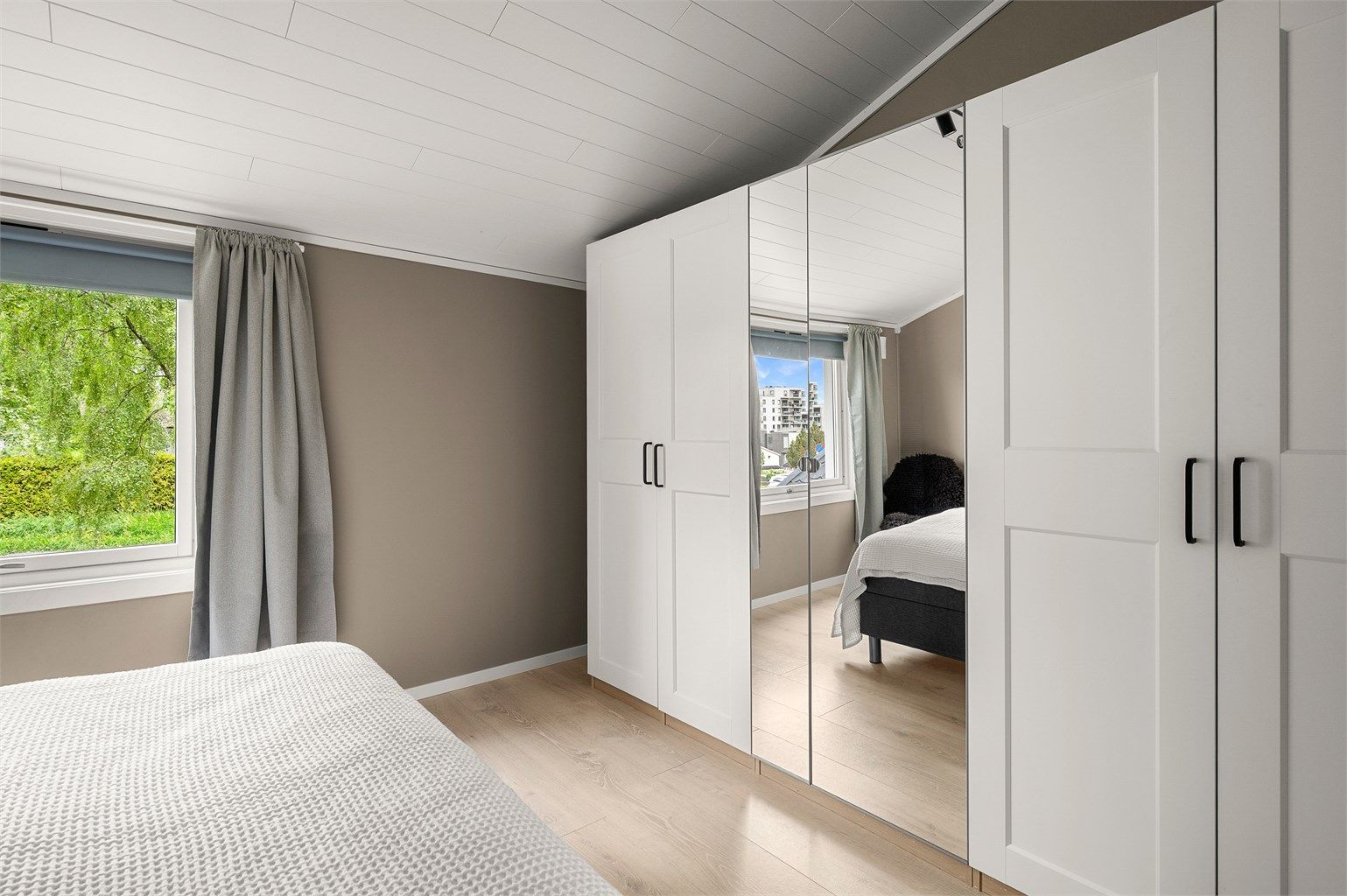 Romslig garderobe med rikelig oppbevaringsmuligheter. 
