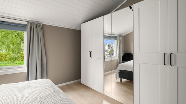 Romslig garderobe med rikelig oppbevaringsmuligheter.