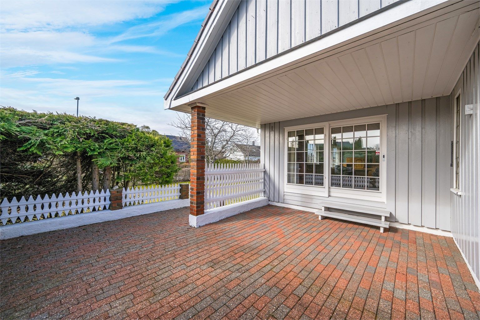 Garasjen fra 1982 har automatisk portåpner, lagringsloft og klargjort for elbillader.