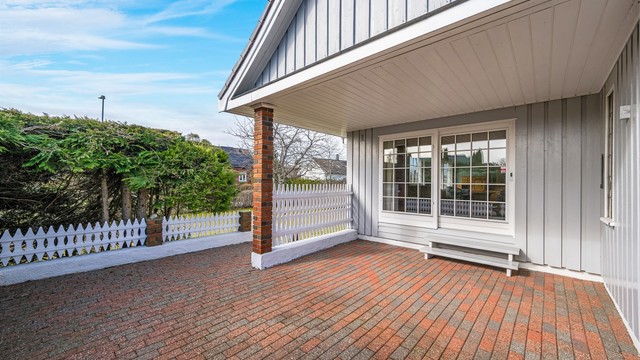 Garasjen fra 1982 har automatisk portåpner, lagringsloft og klargjort for elbillader.