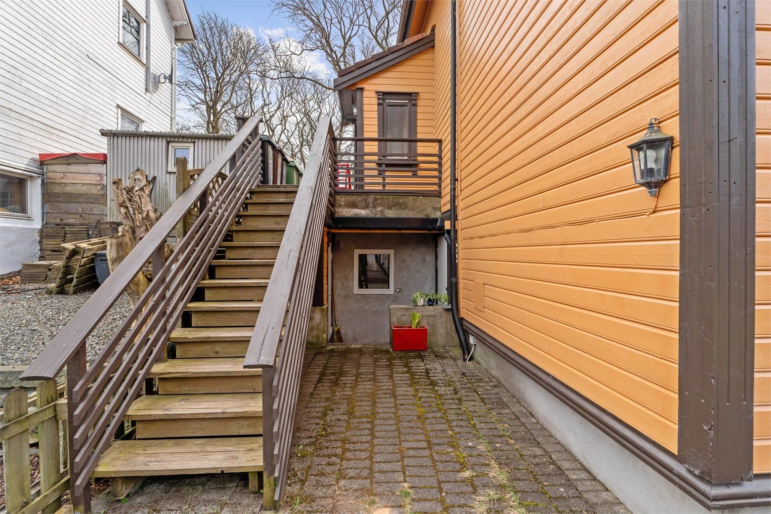 Utvendig trapp gir adkomst til leiligheten i første etasje.