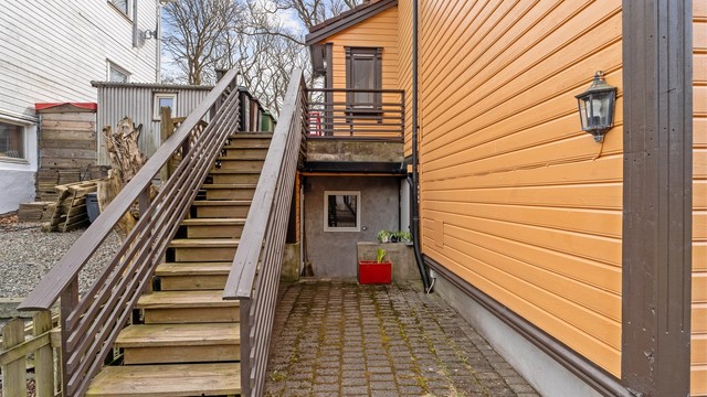 Utvendig trapp gir adkomst til leiligheten i første etasje.