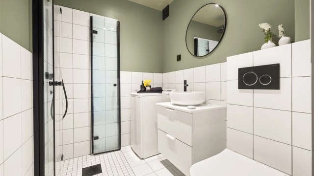 Badet ble pusset opp i 2021 og er pent flislagt gulv med varme, samt delvis flislagte vegger.