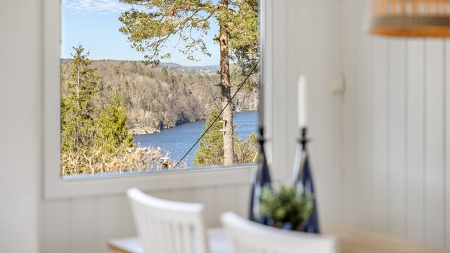 Utsikten kan nytes fra flere av hyttas rom.