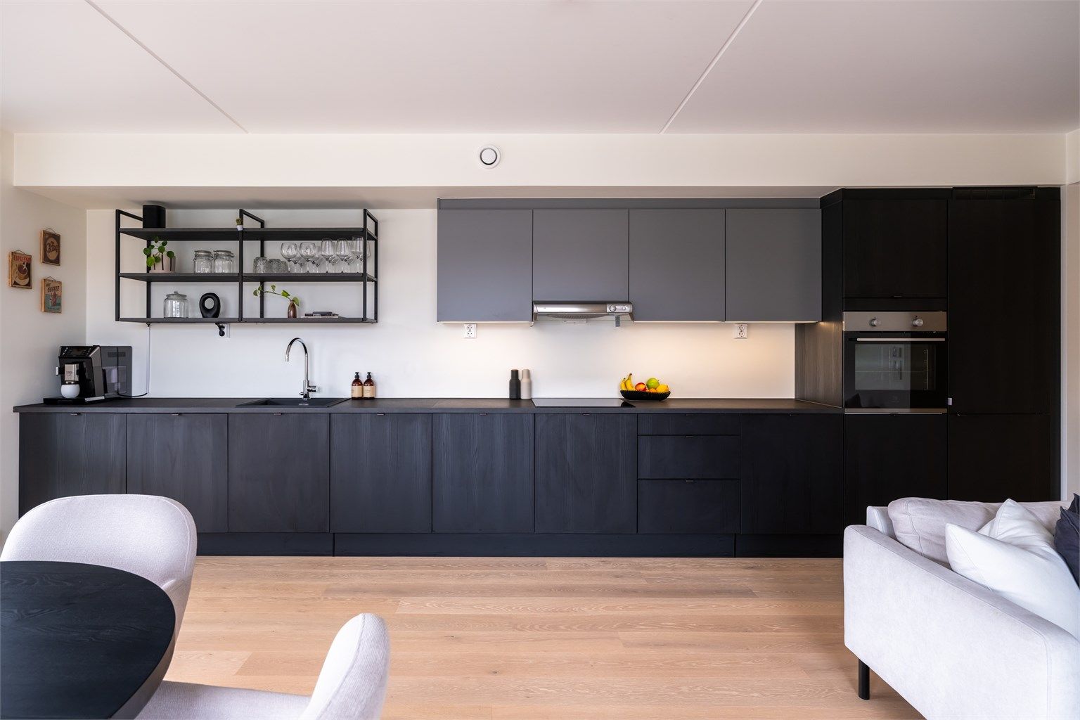 Det er integrerte hvitevarer - nedfelt induksjonstopp, oppvaskmaskin, stekeovn og kjøleskap med fryser.