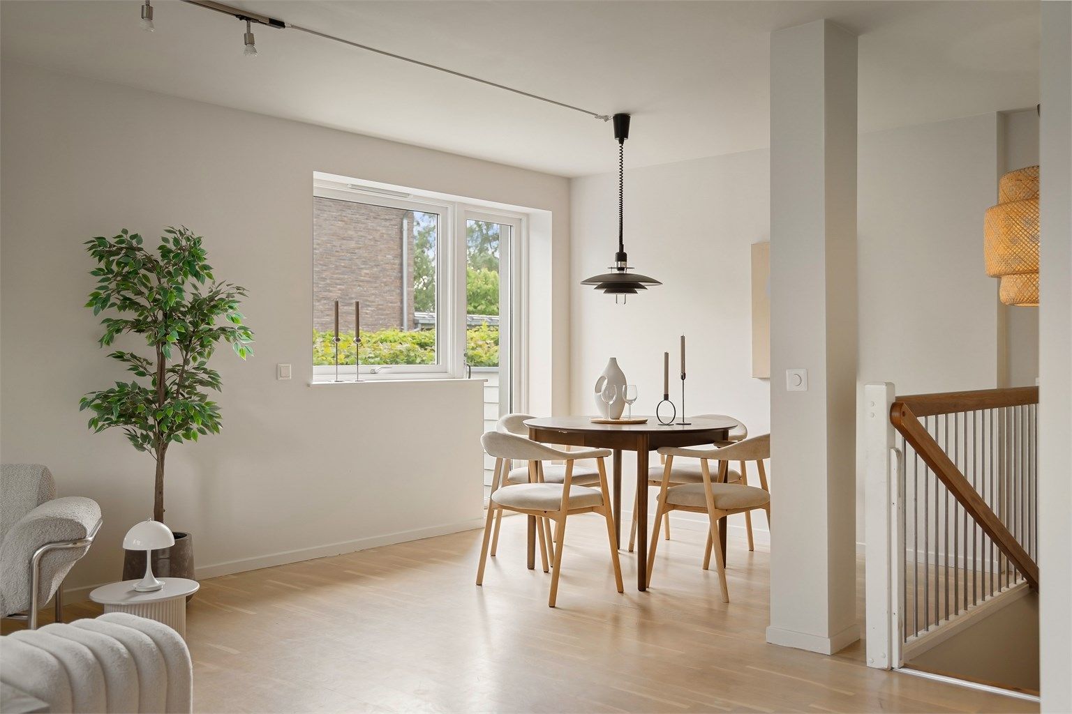 Spiseplassen har god plass til hyggelige sammenkomster.