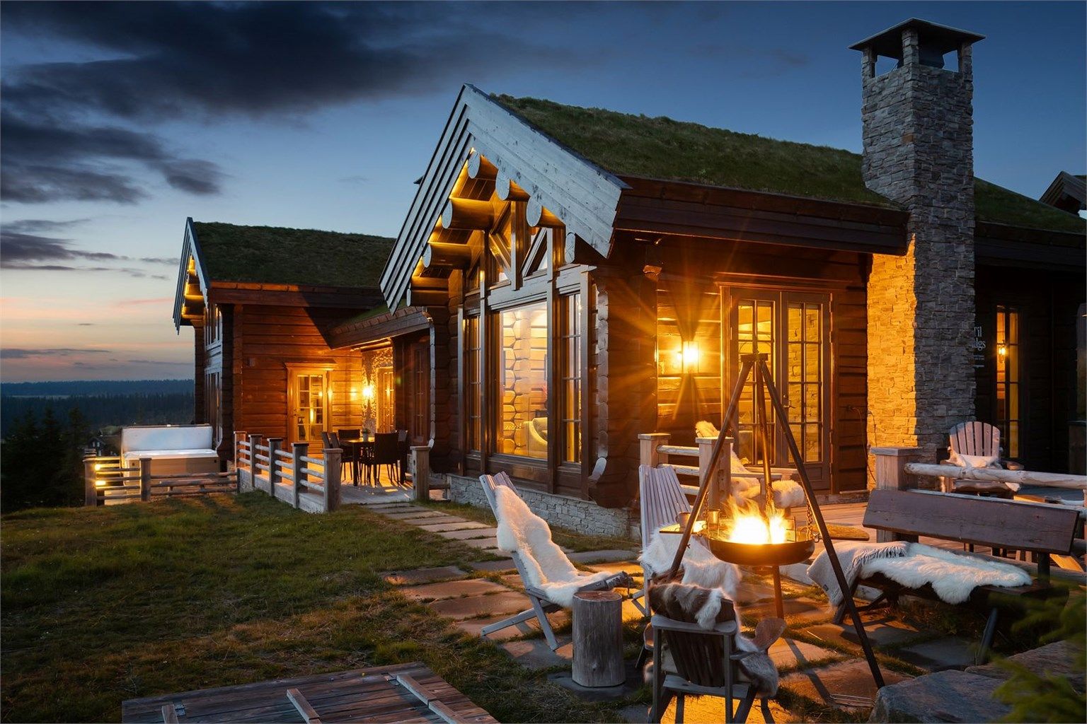 Fra stuen er det direkte utgang til en solrik terrasse på 27 m² og videre ut til bålpanne plassen.