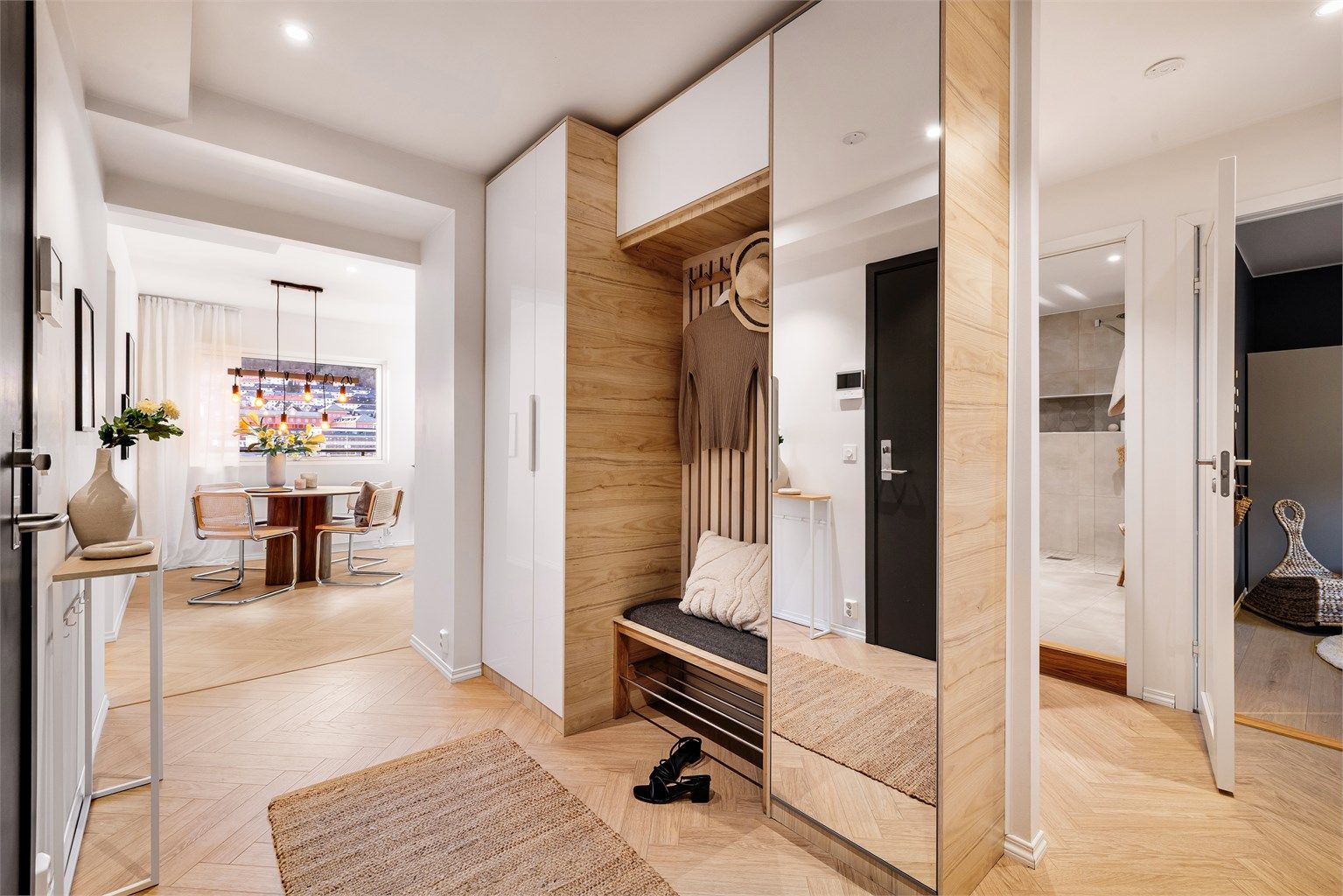 - Velkommen inn. Leiligheten har gjennomgått omfattende oppussing i perioden 2019-2025 -