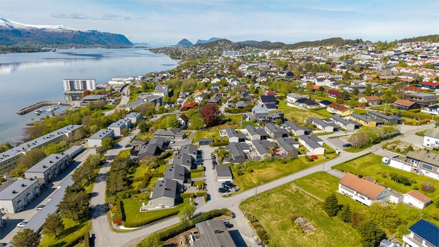 Fra Furmyra er det kort vei til både Ålesund sentrum (ca. 10 km) og Moa-området (ca. 1 km)