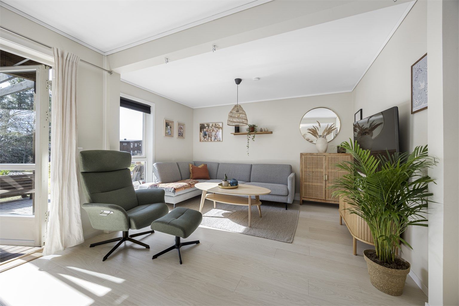 Fra stuen er det direkte utgang til den store plattingen på 43 m².