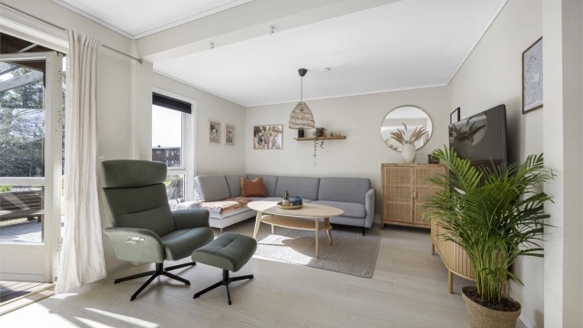 Fra stuen er det direkte utgang til den store plattingen på 43 m².