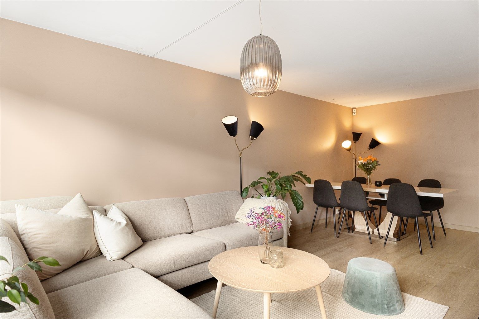 Stuen har god plass til både sofakrok og spisestue med langbord, perfekt for familiemiddager og hyggelige samlinger.
