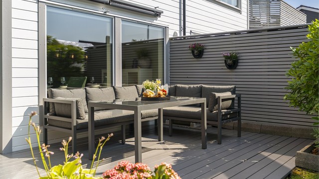 Det er montert markise på vegg, praktisk både som solskjerming og tak på dager uten sol