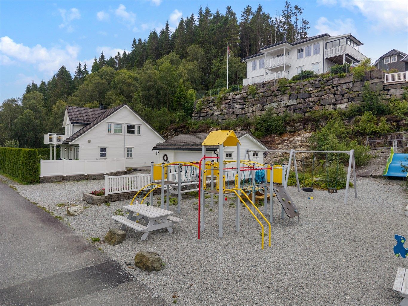 Barna vil ha stor glede av å ha lekeplass som sin nærmeste nabo.