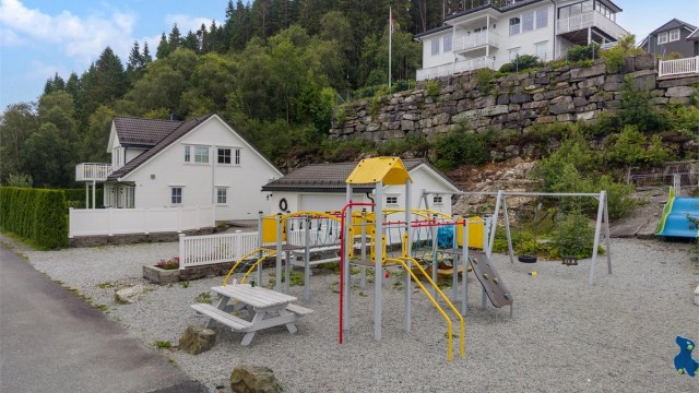Barna vil ha stor glede av å ha lekeplass som sin nærmeste nabo.