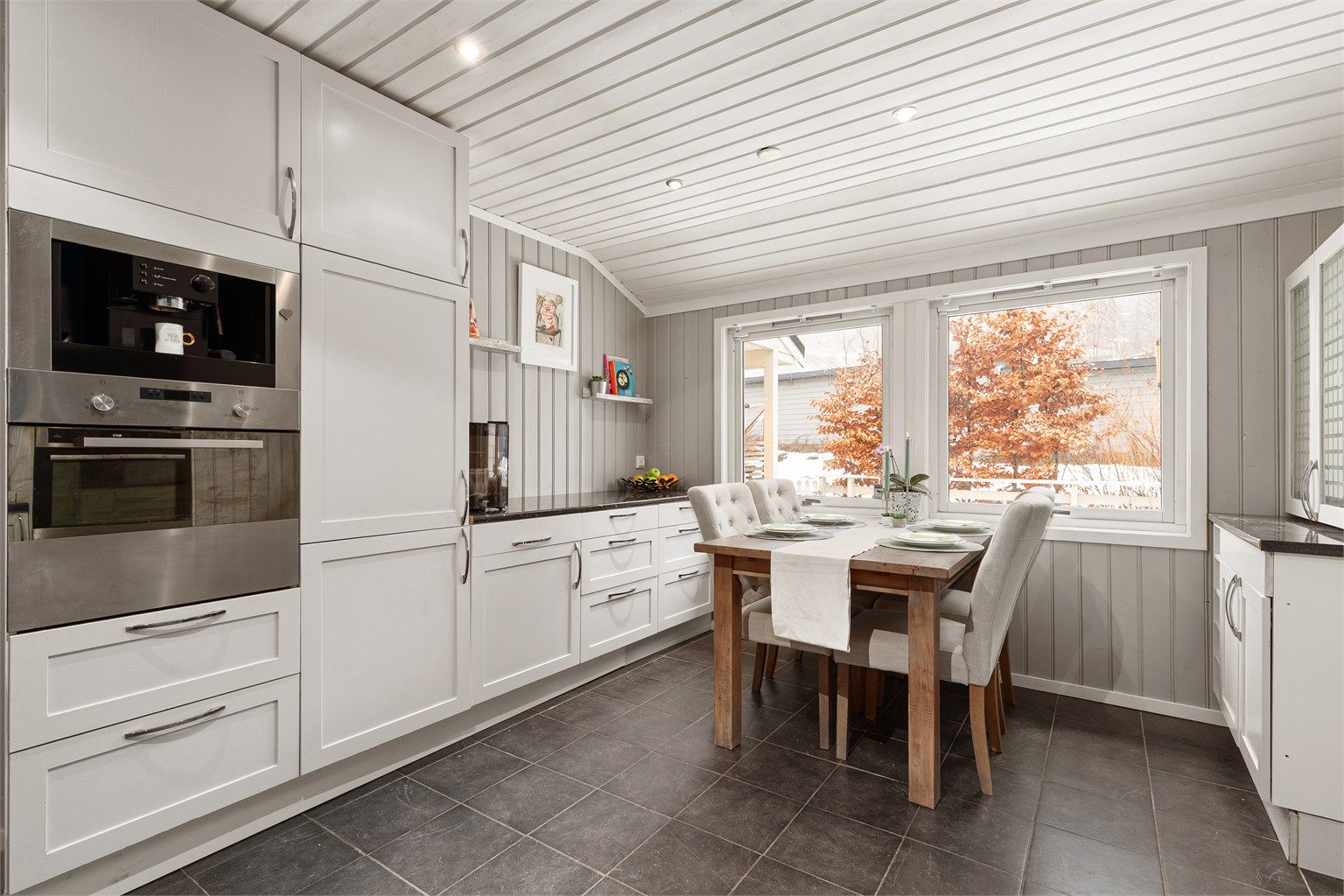 Flott velutstyrt og påbygget kjøkken - Integrerte hvitevarer 