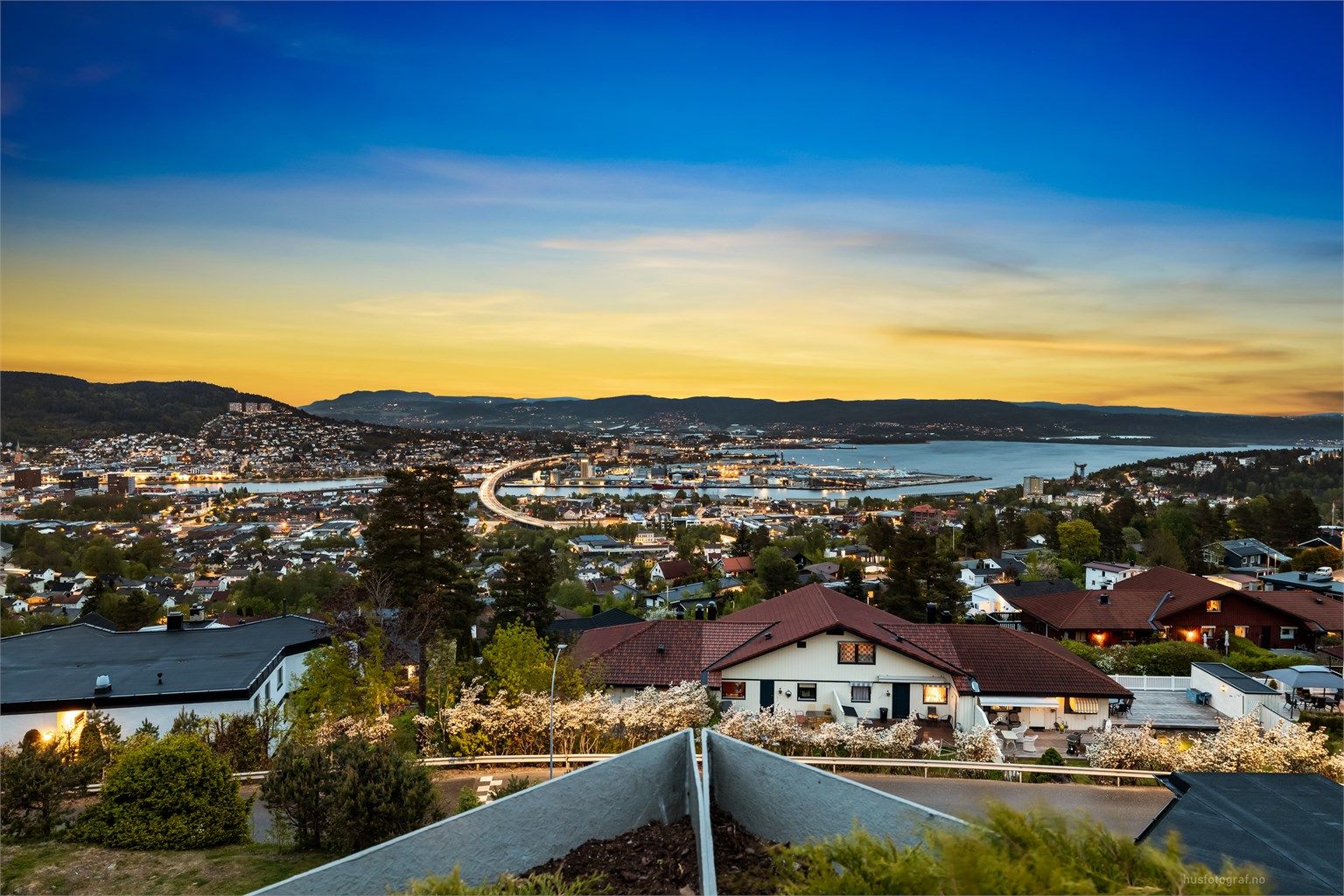 Fra den store, åpne terrassen på 41 kvm har du en suveren, vidstrakt utsikt over Drammen, Lier og fjorden.
Foto: Haiman Askari