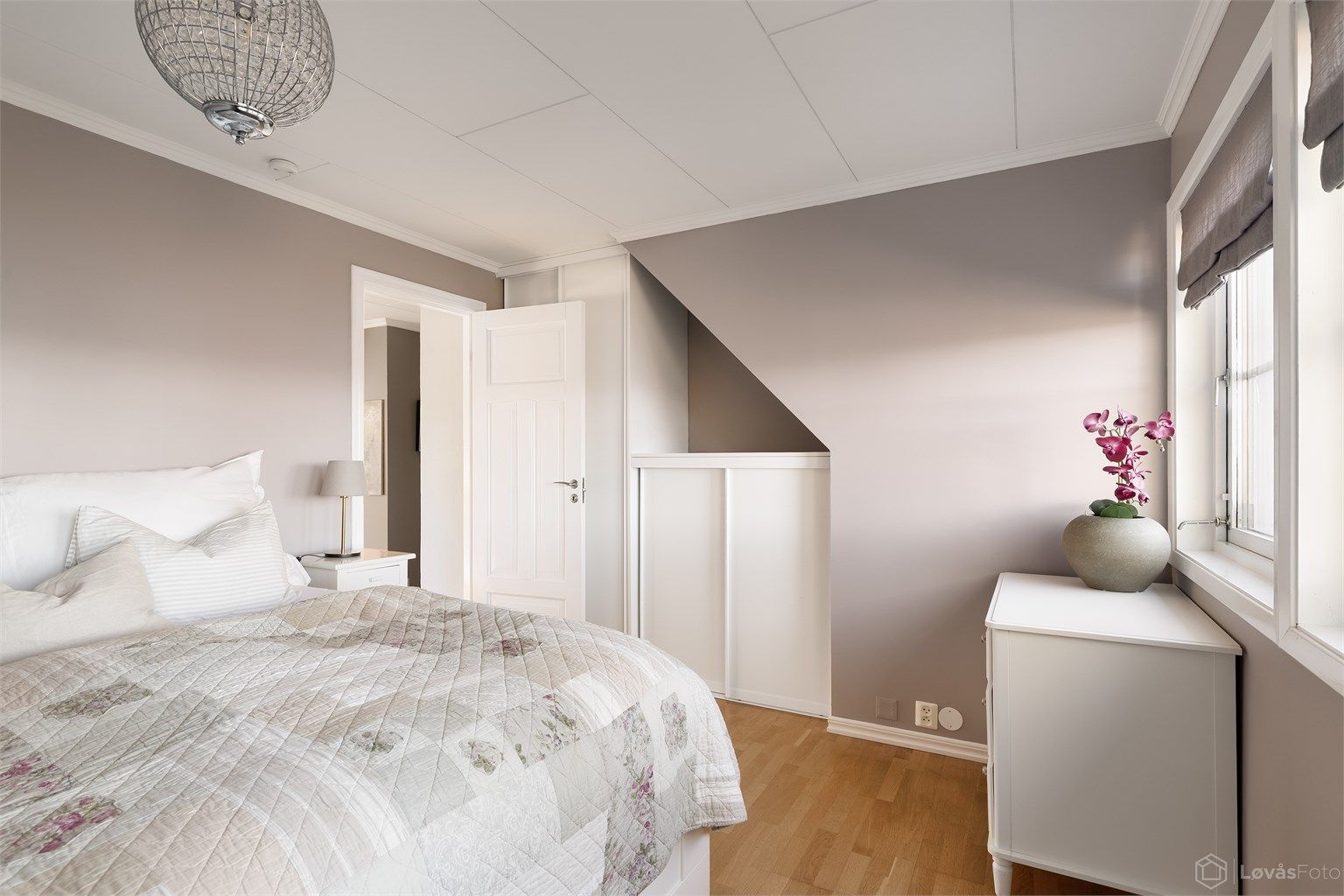 Soverom 1 med skyvedørsgarderobe