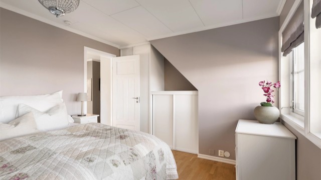 Soverom 1 med skyvedørsgarderobe