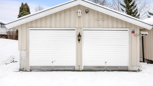Eiendommen inkluderer en frittstående dobbelgarasje på 37 m² med god lagringsplass.
