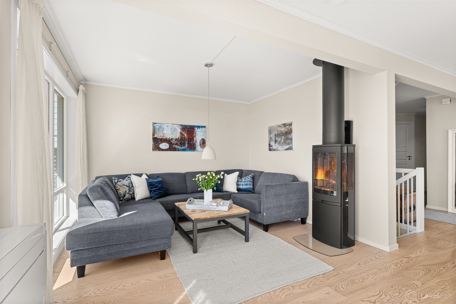 Vedovnen gir ekstra varme og hygge. Det er også varmepumpen i rommet som også kan benyttes til kjøling på varme sommerdager