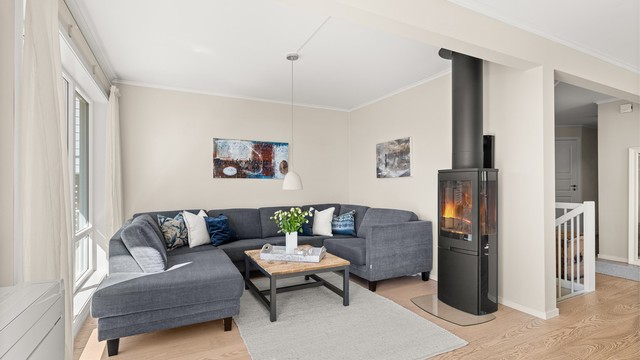 Vedovnen gir ekstra varme og hygge. Det er også varmepumpen i rommet som også kan benyttes til kjøling på varme sommerdager