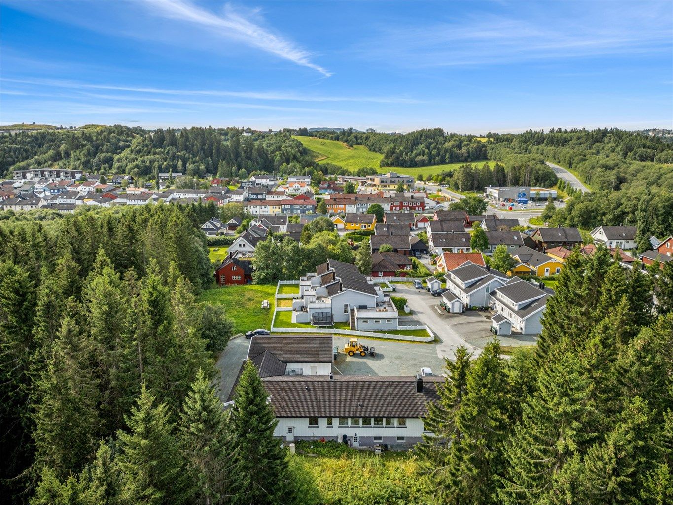 Trondheim sentrum nås på ca. 17 minutter med bil. Kollektivtilbudet i området er godt, med bussholdeplassen Okstadsvegen ca. 350 meter fra boligen. 
