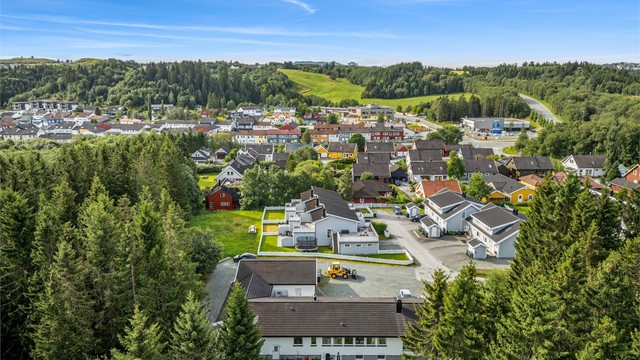 Trondheim sentrum nås på ca. 17 minutter med bil. Kollektivtilbudet i området er godt, med bussholdeplassen Okstadsvegen ca. 350 meter fra boligen.