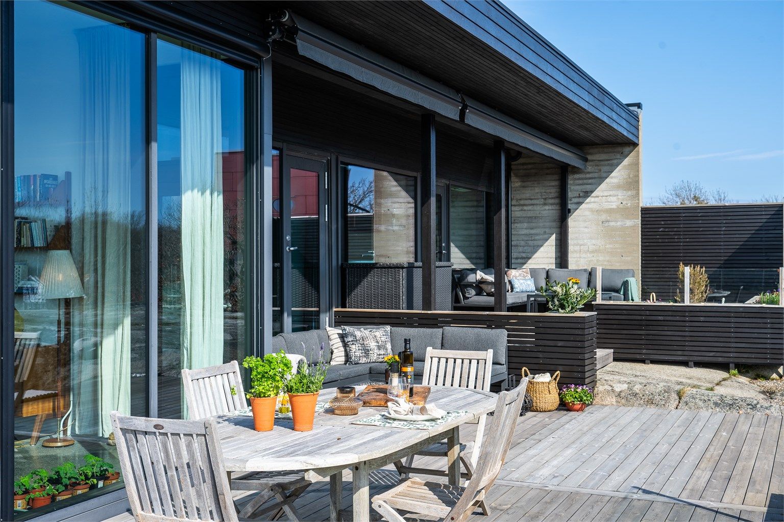  De solrike terrassene gir perfekte soner for både ro og sosiale øyeblikk