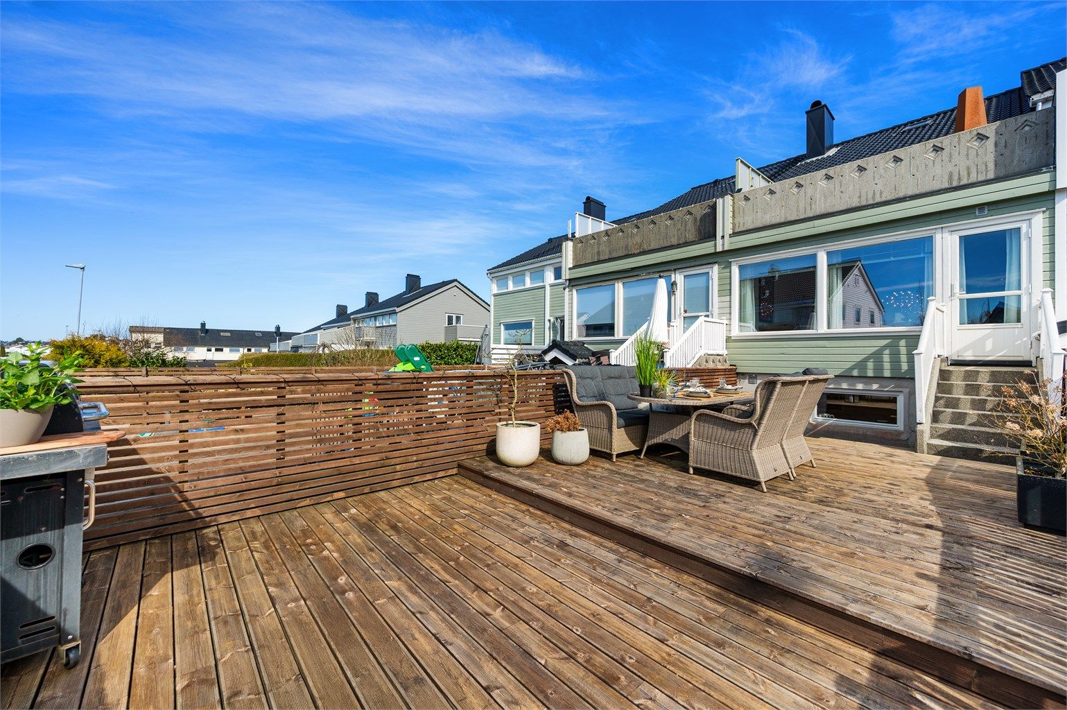 Fint og innholdsrikt rekkehus på Åsen, som er oppgradert utvendig i regi av borettslag og holder en god og nyere standard inne. Boligen har stor vestvendt terrasse og to balkonger, en mot vest og en mot øst.