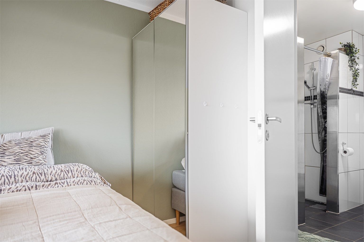 Det er garderobeskap på rommet, som medfølger.
Fra soverom er det direkte tilgang til bad. 