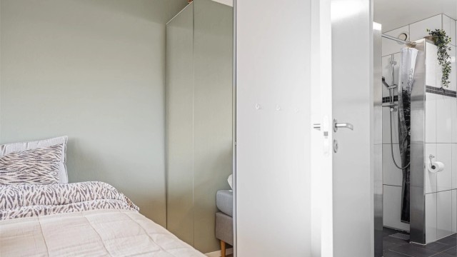 Det er garderobeskap på rommet, som medfølger.
Fra soverom er det direkte tilgang til bad.