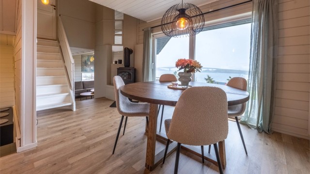 Boligen varmes opp av elektrisitet, varmepumpe og peisovn, noe som sørger for en behagelig innetemperatur året rundt.