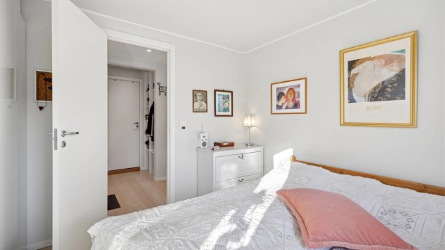 Leiligheten har to romslige soverom, begge vendt mot en stille og rolig hage.