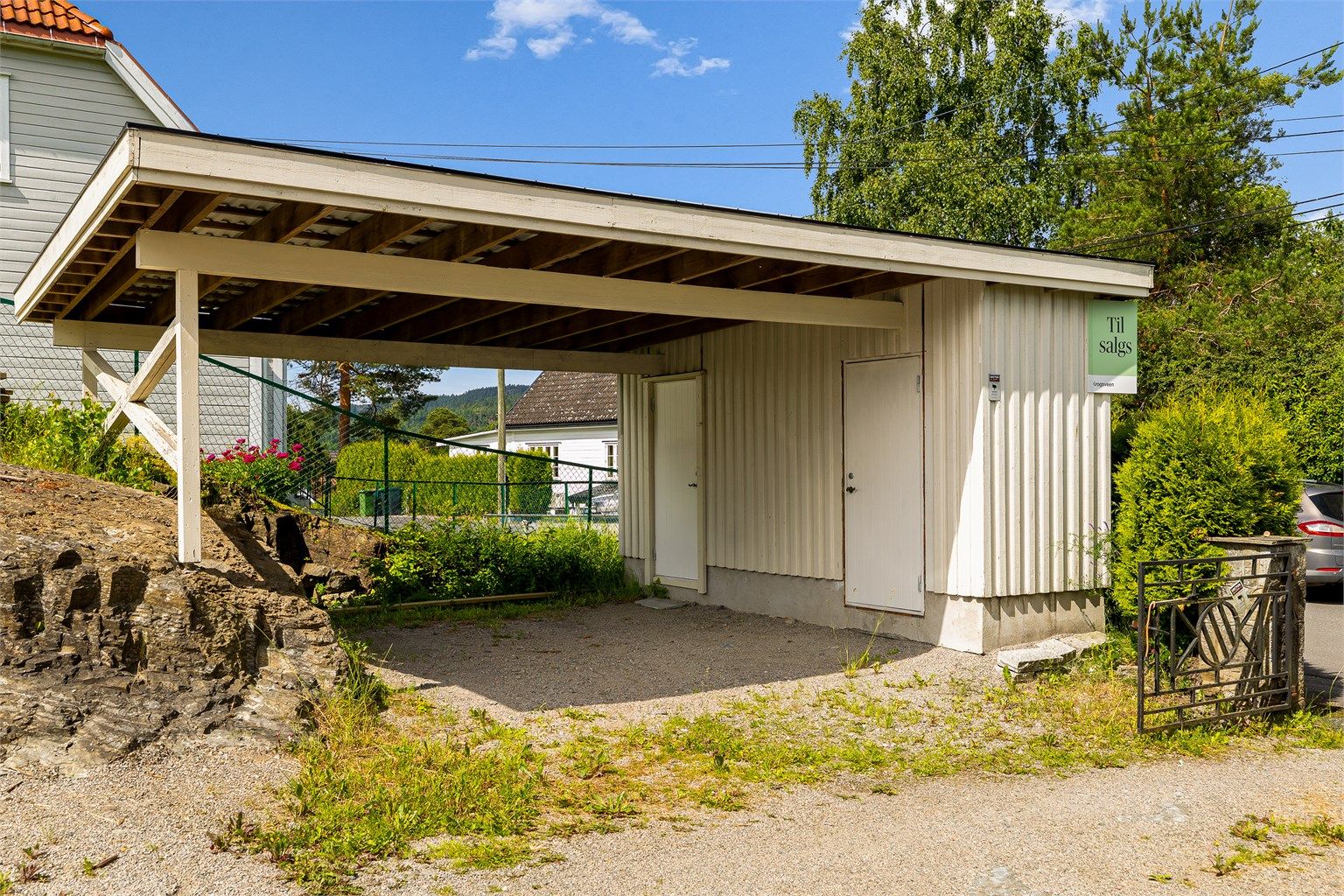 Praktisk carport på gårdsplassen.
