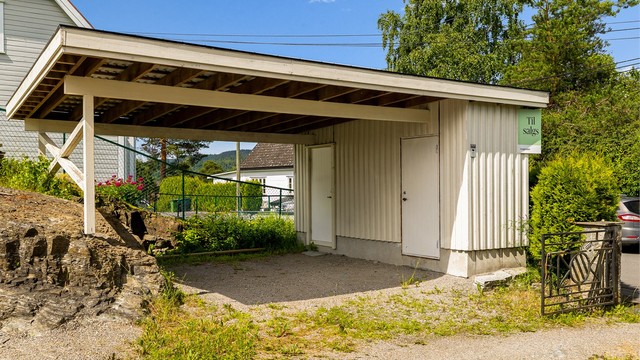 Praktisk carport på gårdsplassen.