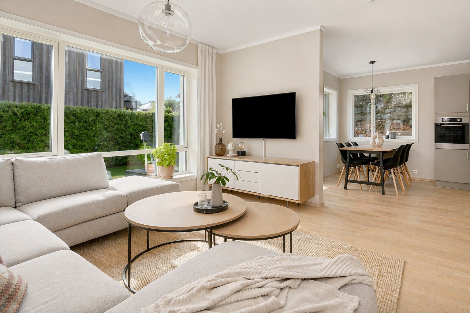 Krogsveen v/Azra Hadzic har gleden av å presentere Torpveien 6 - en flott 3-roms eierleilighet i firemannsbolig m/carport og El-bil lader samt markterrasse på 34 kvm og hage! Foto: Ivars Upe