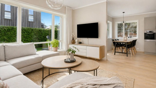 Krogsveen v/Azra Hadzic har gleden av å presentere Torpveien 6 - en flott 3-roms eierleilighet i firemannsbolig m/carport og El-bil lader samt markterrasse på 34 kvm og hage! Foto: Ivars Upe