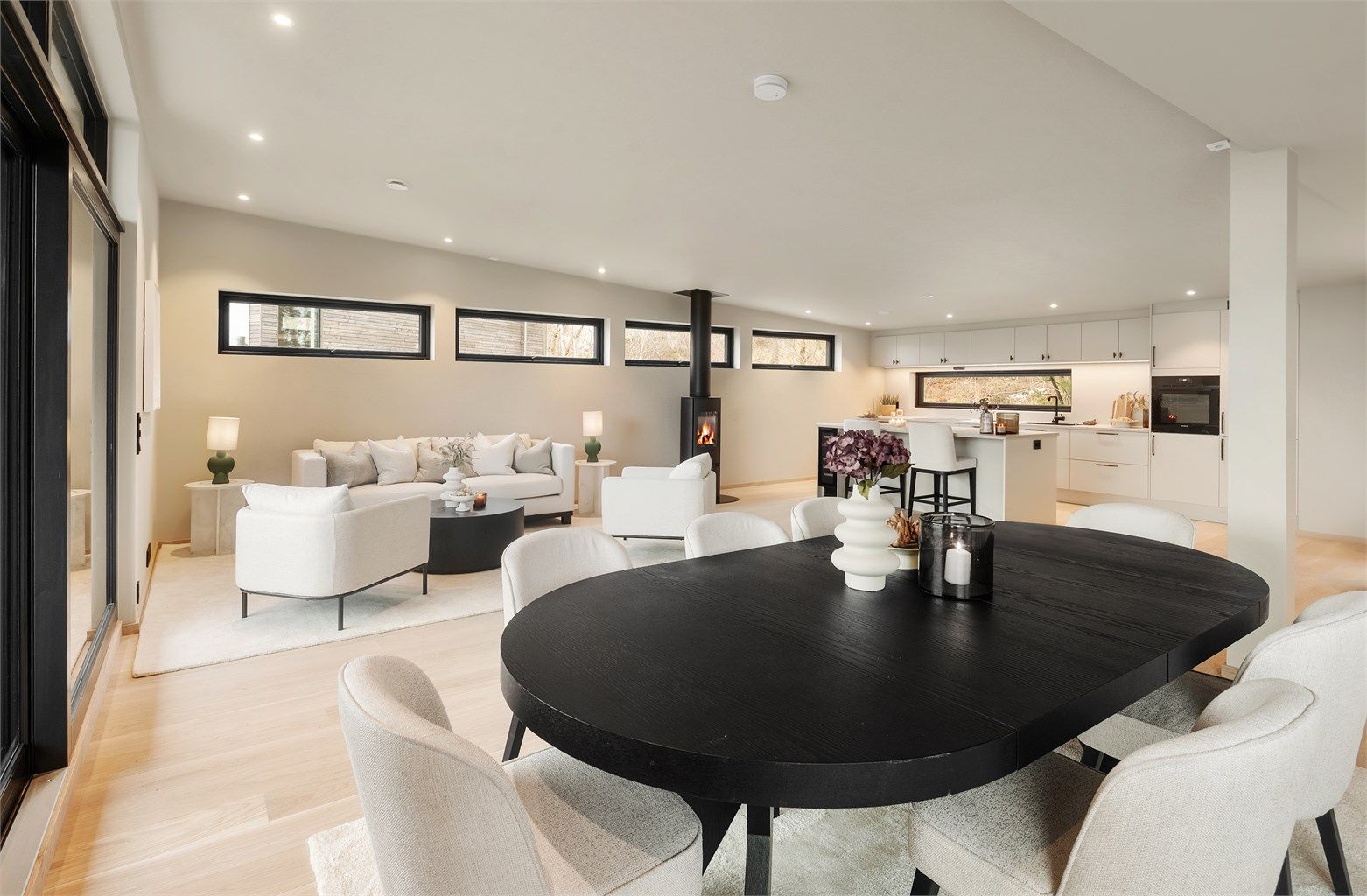 Den åpne løsningen gir god plass til både en romslig sofagruppe og en stor spisestue.