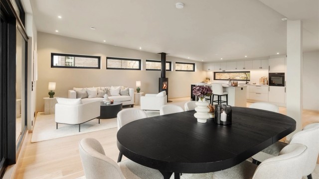 Den åpne løsningen gir god plass til både en romslig sofagruppe og en stor spisestue.