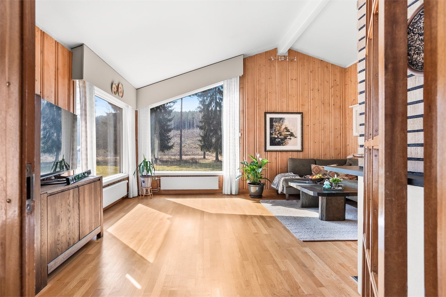 De store vindusflatene tilfører rikelig med sollys i tillegg til en åpen romfølelse. 