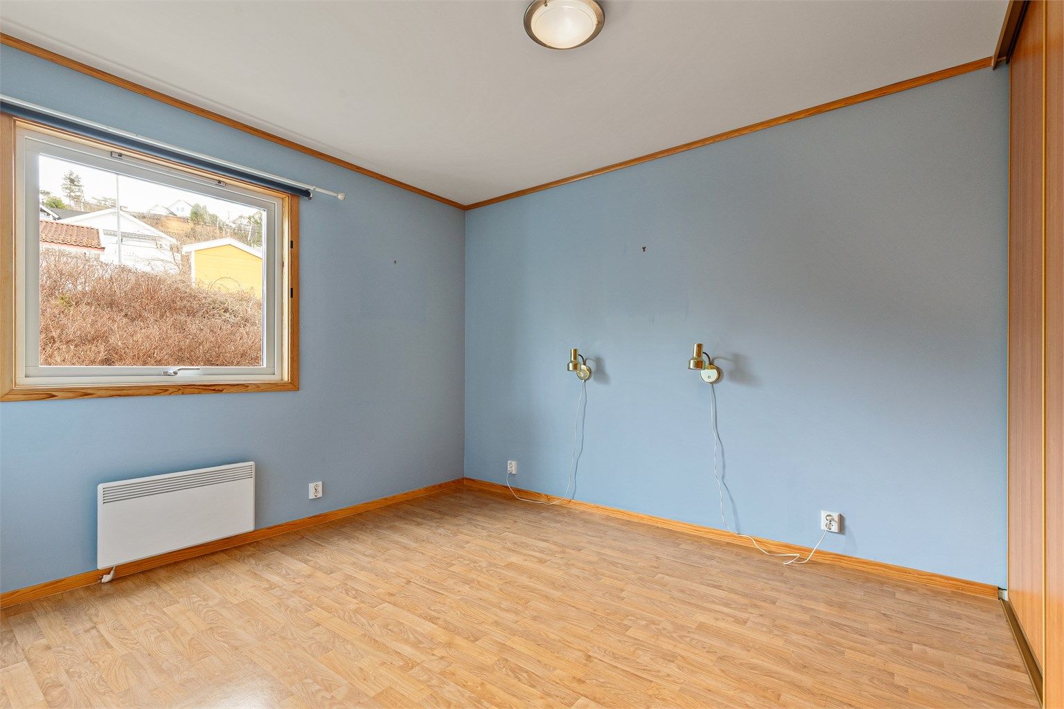 Soverom 1med skyvegarderobe 