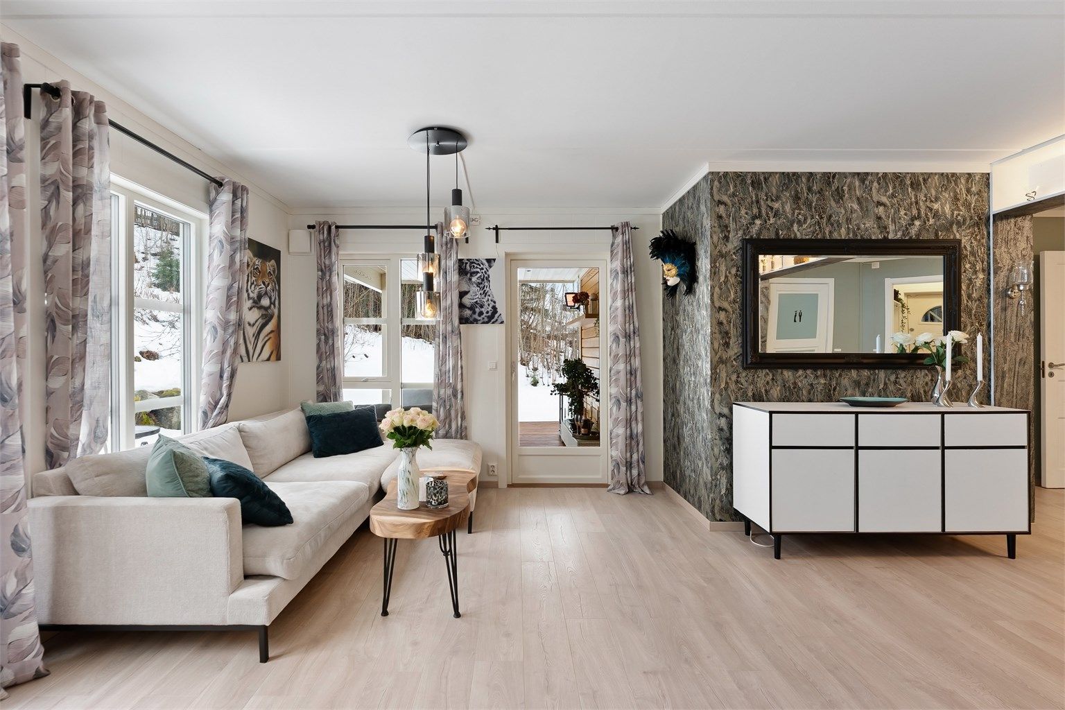 Stuen har gode møbleringsmuligheter med plass for sofagruppe, TV-seksjon, spisegruppe og annet passende møblement